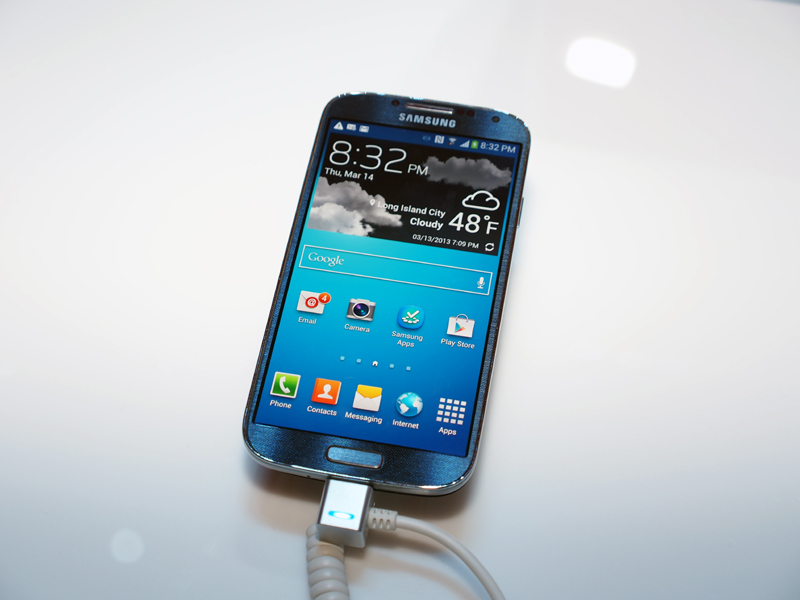 5インチのフルHDディスプレイを搭載する「GALAXY S 4」