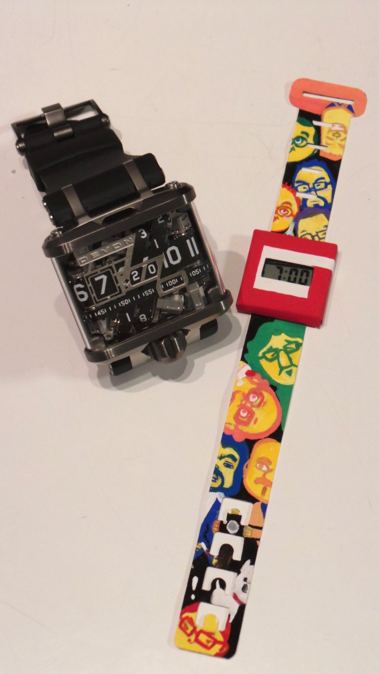 どちらも優劣つけがたい筆者の宝物の腕時計。PAPER Watch（右）は左側の腕時計の40分の1の重量のたった4g。腕に付けていても全く装着感が無い