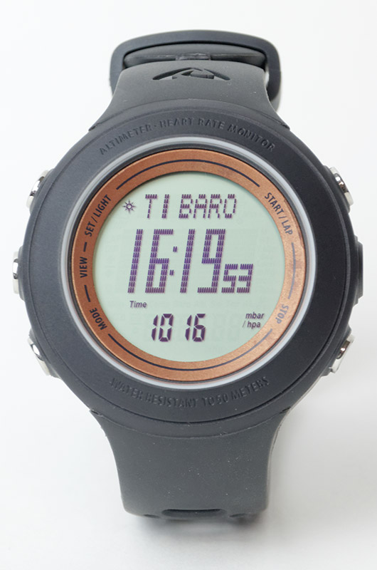 画面の表示エリアが上・中・下段に分かれていて、上段と下段を気温や高度の表示に切り替えることもできる