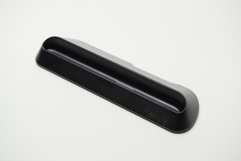 表側に「nexus」のロゴ。4ピンの専用端子なので端末をストンと置くだけ