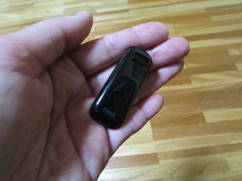 本体はとても小さくて軽く、持ち歩いているのを忘れてしまうほど。防滴対応なので、水泳には使えませんが、汗くらいは問題ないようです