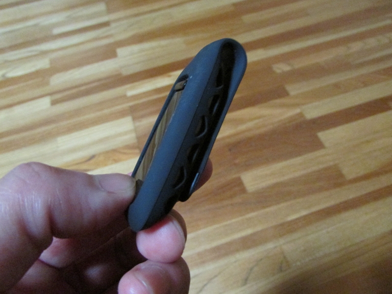 付属のクリップカバーに入れて、洋服や下着などにはさんで使います