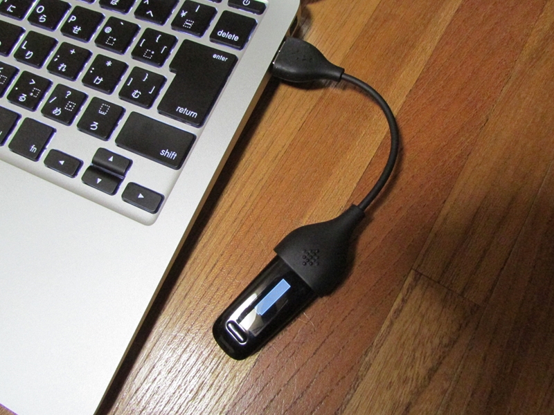 バッテリーは内蔵されていて、専用の充電ケーブルで充電します