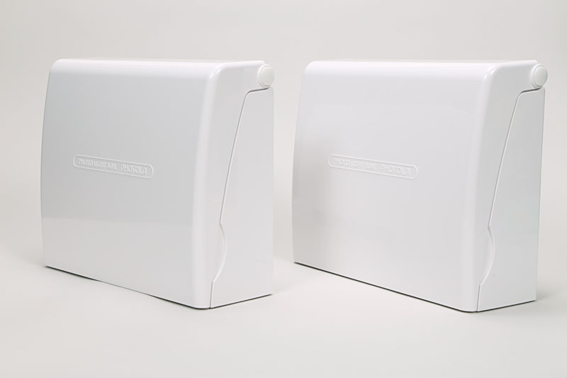 大里化工の「フォトラ PH-004 簡易デジタル撮影キット」。ディフューザー（拡散板）付き照明で、フタがレフ板になっている。右端の写真は、左が一般の蛍光灯下で撮ったもの、右がフォトラで撮ったものだ。本体の照明器具部分は2個で1セットとなる。2万9800円で販売しているショップが多い