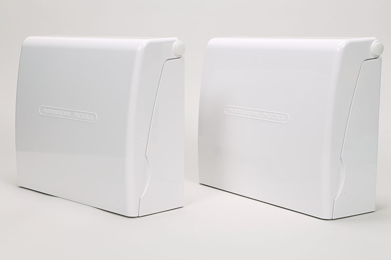 本体は2個セット。サイズは幅26×高さ21×厚み8.5cmで、質量は約1kg。真っ白なプラスチックボックスという感じ