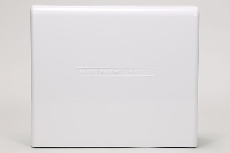 本体は2個セット。サイズは幅26×高さ21×厚み8.5cmで、質量は約1kg。真っ白なプラスチックボックスという感じ