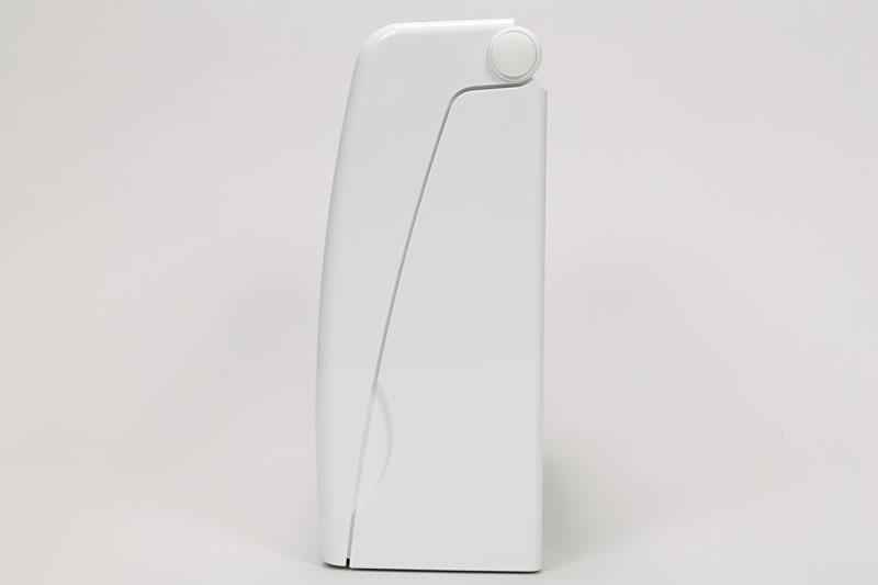 本体は2個セット。サイズは幅26×高さ21×厚み8.5cmで、質量は約1kg。真っ白なプラスチックボックスという感じ