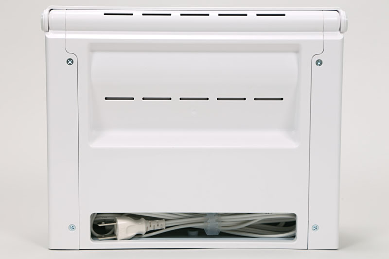 電源はAC100V（コンセント）。ケーブルは本体に収納できる。本体底面には三脚ネジ穴があり、三脚にセットしても使える