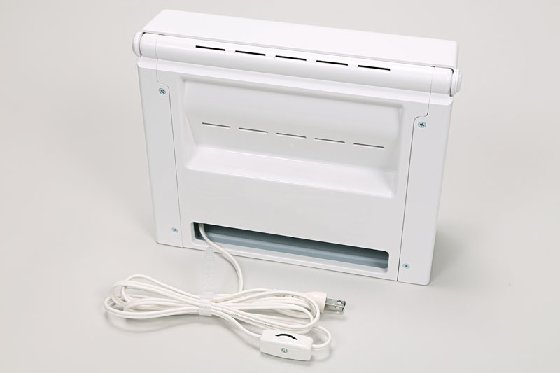 電源はAC100V（コンセント）。ケーブルは本体に収納できる。本体底面には三脚ネジ穴があり、三脚にセットしても使える