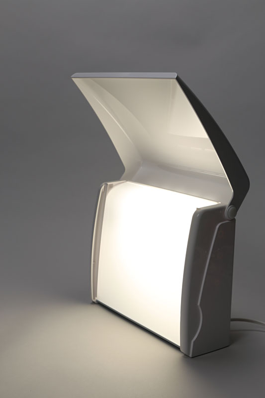 点灯させてカバーの開き方を調節した様子。カバーの開き方で、カバーがレフ板のように機能したり、カバーで光量を調節することもできる