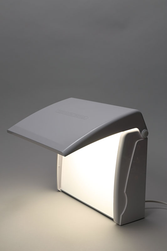 点灯させてカバーの開き方を調節した様子。カバーの開き方で、カバーがレフ板のように機能したり、カバーで光量を調節することもできる