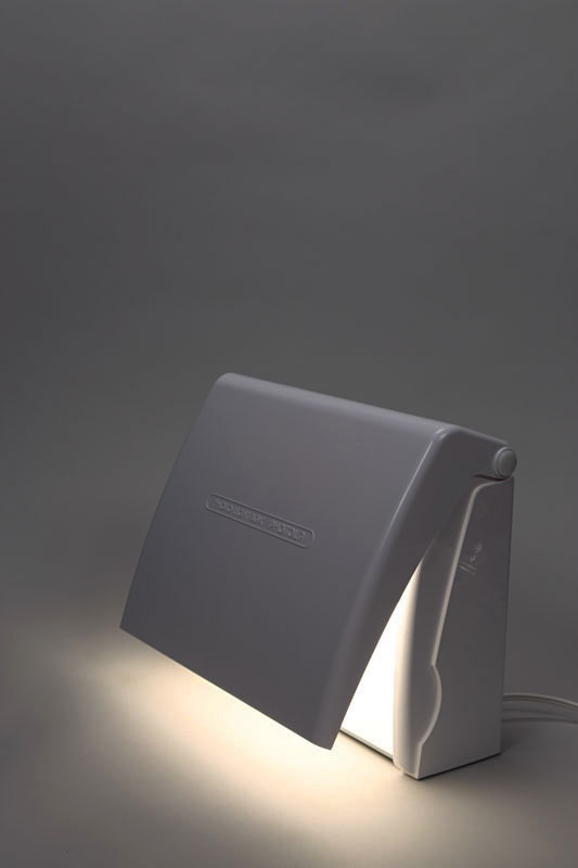 点灯させてカバーの開き方を調節した様子。カバーの開き方で、カバーがレフ板のように機能したり、カバーで光量を調節することもできる