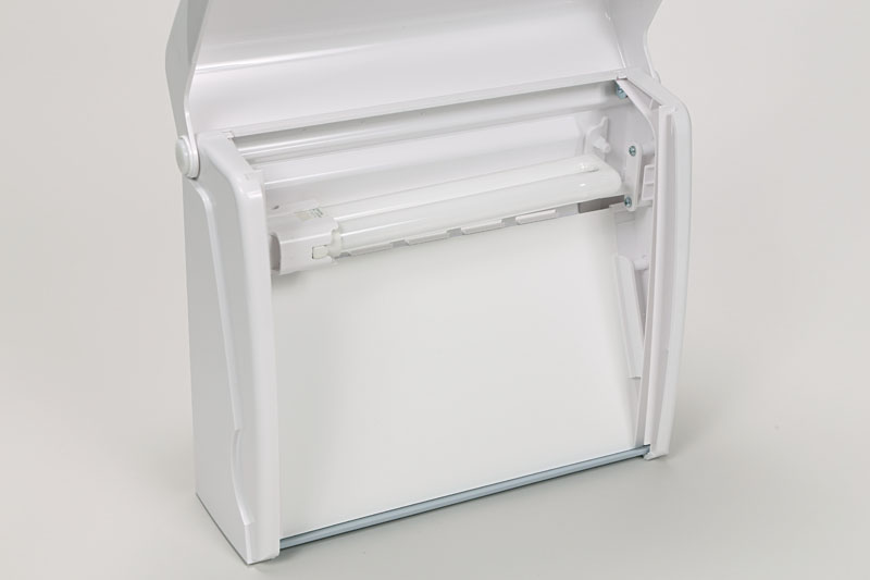 本体内には13Wの蛍光灯×1本をセットでき、パッケージには昼光色蛍光管×2本（PH-004×2台分）が付属している。ほか、本体の発光部にセットできるディフューザー（白/黒）各2枚が付属する