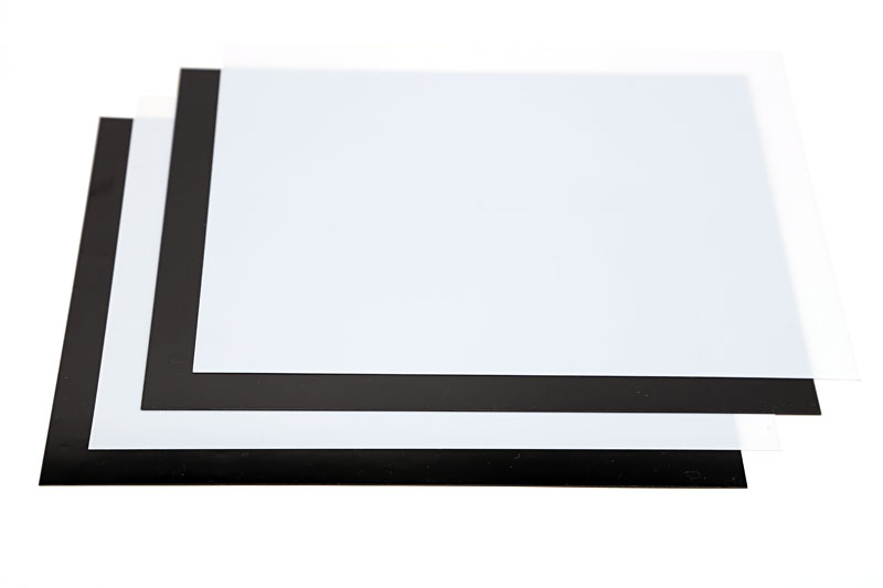 本体内には13Wの蛍光灯×1本をセットでき、パッケージには昼光色蛍光管×2本（PH-004×2台分）が付属している。ほか、本体の発光部にセットできるディフューザー（白/黒）各2枚が付属する