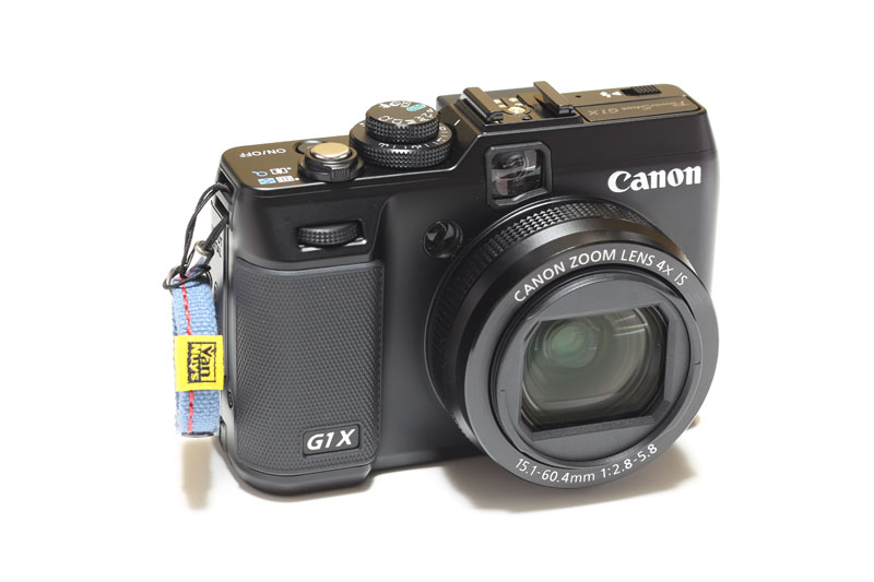 被写体はデジカメ。PH-004を使って撮ると、デジカメの素材質感などがよりリアルに表現された。左の写真で、デジカメ上部が黄色っぽいのは、後ろの戸の色が影響したものと思われる