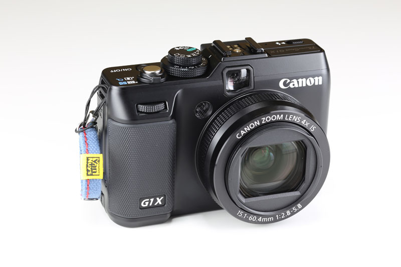 被写体はデジカメ。PH-004を使って撮ると、デジカメの素材質感などがよりリアルに表現された。左の写真で、デジカメ上部が黄色っぽいのは、後ろの戸の色が影響したものと思われる