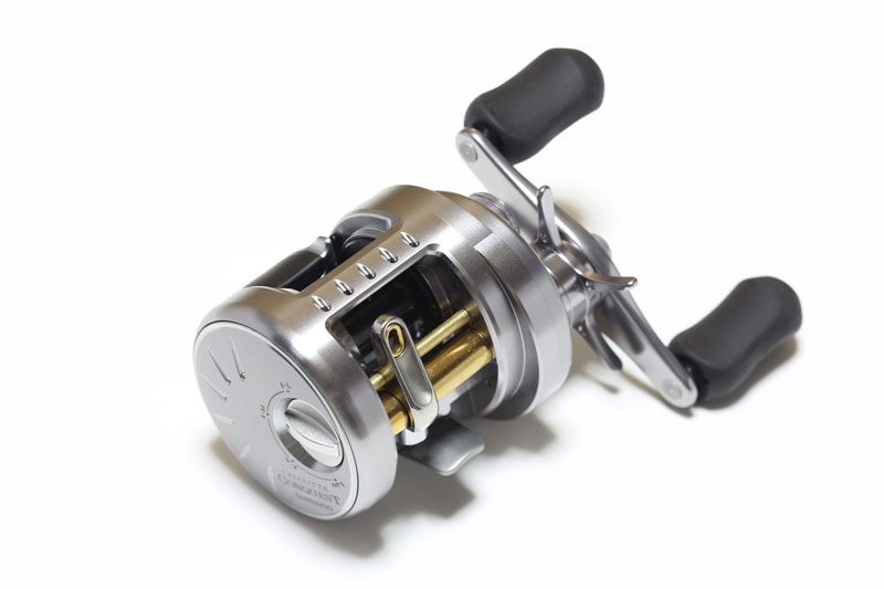 釣り用のリール。PH-004で撮ったほうは、ディテイル描写や金属質感描写が良好になった