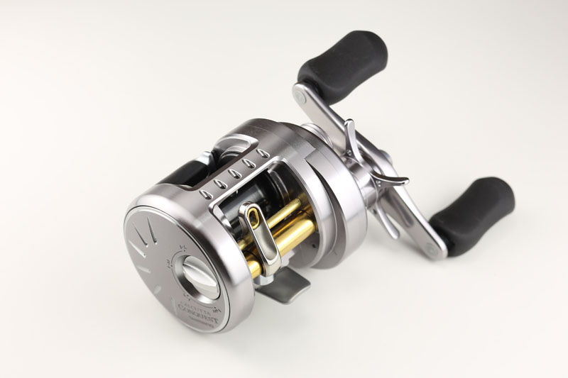 釣り用のリール。PH-004で撮ったほうは、ディテイル描写や金属質感描写が良好になった