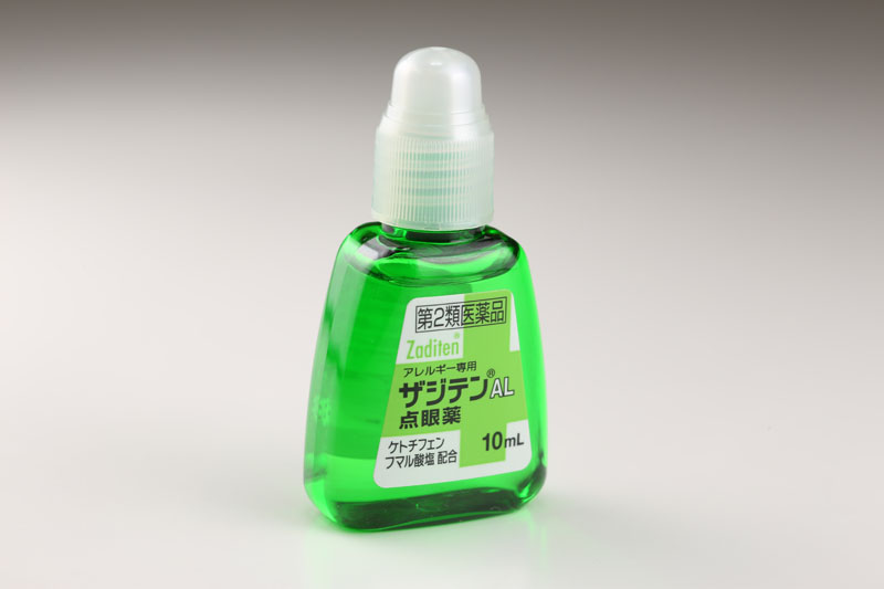 目薬。PH-004の置く位置やカバーの開き具合などにより光量を微調節できるため、半透明の容器なども容易に撮影できる