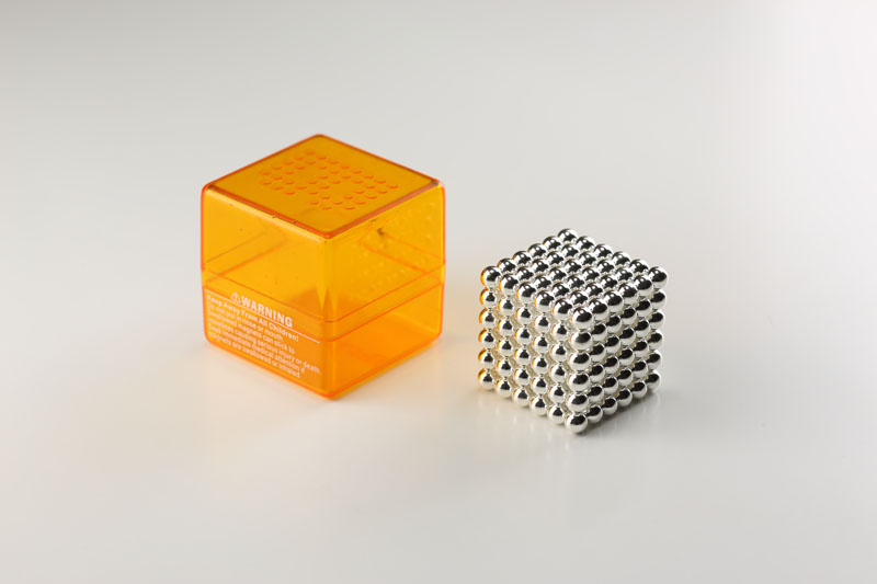 ボール状のネオジム磁石とその半透明ケース。PH-004を使うと、半透明ケース表面のプリントまで写真に捉えることができた