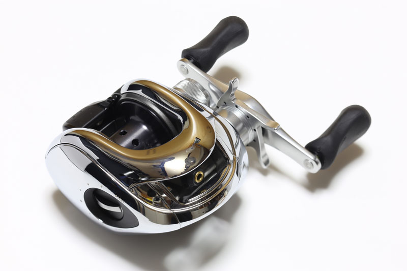 表面が鏡面光沢の釣り用リール。よく出てくる被写体ですな。試しに撮影してみたら、<a class="" href="http://k-tai.impress.co.jp/docs/column/stapa/20130401_593969.html">「LEDライトセイバー撮影」</a>とまでは行かないが、映り込みを抑えた撮影結果が得られた
