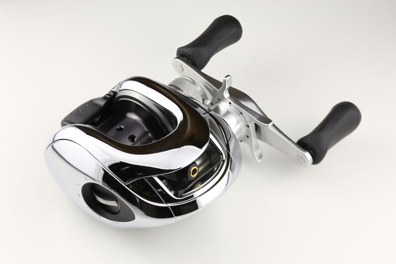 表面が鏡面光沢の釣り用リール。よく出てくる被写体ですな。試しに撮影してみたら、<a class="" href="http://k-tai.impress.co.jp/docs/column/stapa/20130401_593969.html">「LEDライトセイバー撮影」</a>とまでは行かないが、映り込みを抑えた撮影結果が得られた