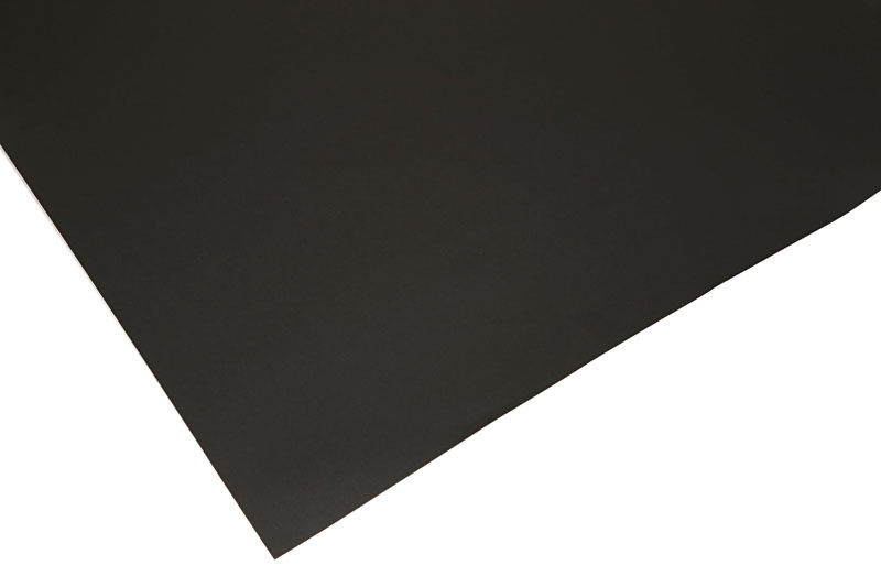 背景紙は、ピンク（マーブル柄）、ブラック、ブラウン（英字柄）、ブルー（グラデーション）、グレー（グラデーション）の5枚が付属する。サイズはサイズは90×60cm。ピンクとブラックは紙で、それ以外は樹脂素材のようだ。樹脂素材の背景紙は、裏面が白になっている