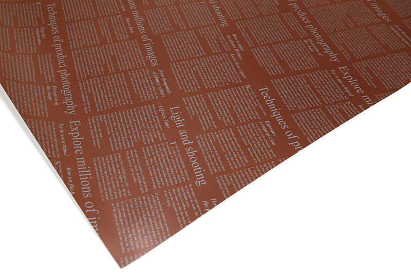 背景紙は、ピンク（マーブル柄）、ブラック、ブラウン（英字柄）、ブルー（グラデーション）、グレー（グラデーション）の5枚が付属する。サイズはサイズは90×60cm。ピンクとブラックは紙で、それ以外は樹脂素材のようだ。樹脂素材の背景紙は、裏面が白になっている