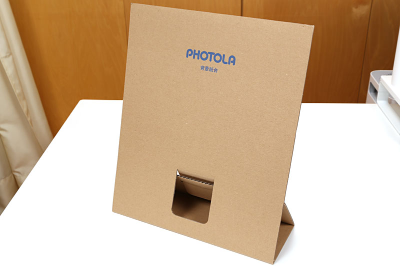 背景紙を机上にセットするためのスタンド（背景紙台）。ダンボール製で組み立て式。付属のクリップで背景紙を留める