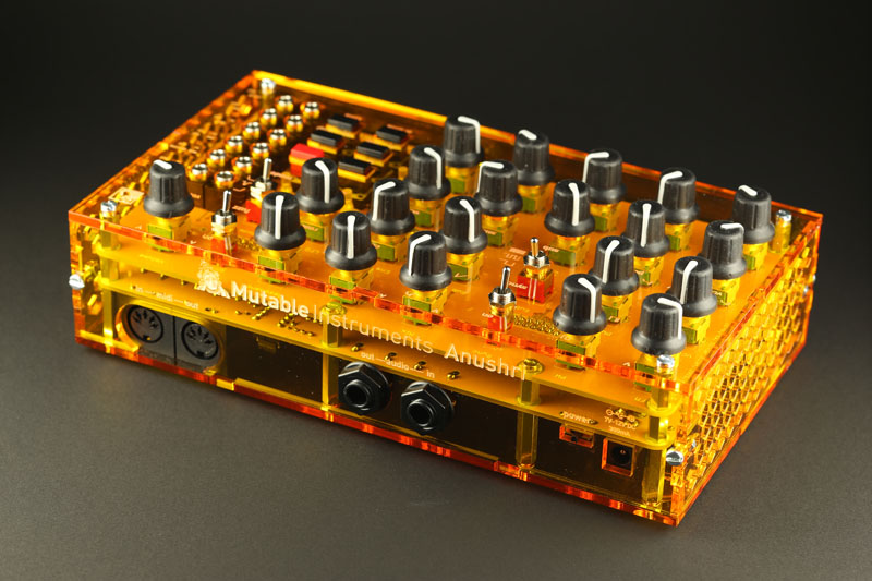 背景紙の特徴を捉えるため、ホワイトバランスは光源に合わせて固定し、シャッタースピードによる露光調整を行って撮影した。写真はリサイズのみで、それ以外のレタッチは行っていない