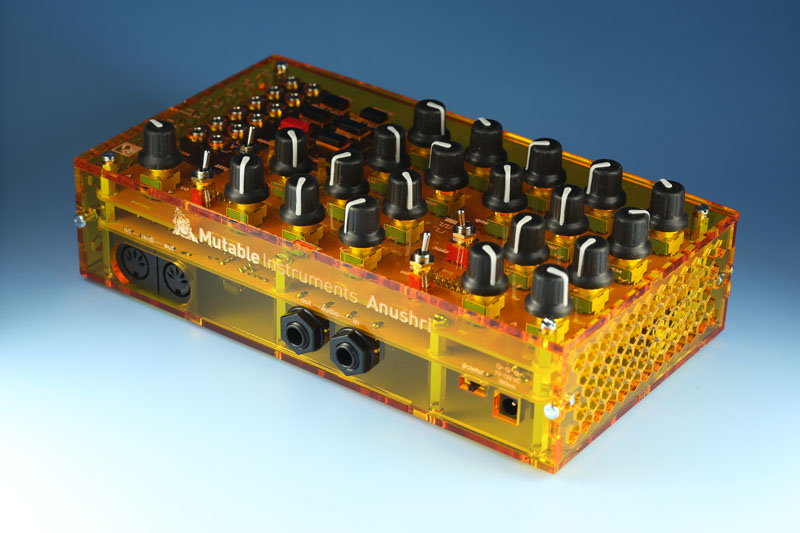 背景紙の特徴を捉えるため、ホワイトバランスは光源に合わせて固定し、シャッタースピードによる露光調整を行って撮影した。写真はリサイズのみで、それ以外のレタッチは行っていない