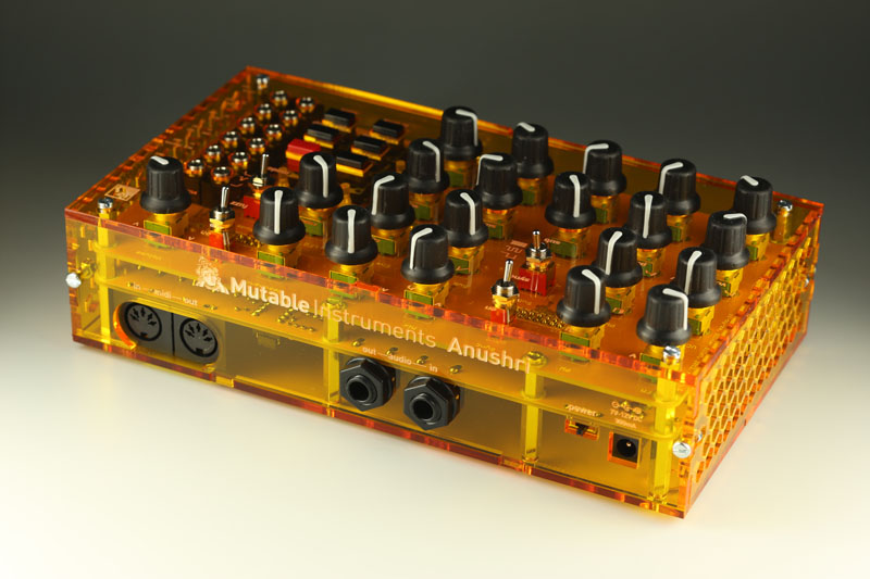 背景紙の特徴を捉えるため、ホワイトバランスは光源に合わせて固定し、シャッタースピードによる露光調整を行って撮影した。写真はリサイズのみで、それ以外のレタッチは行っていない