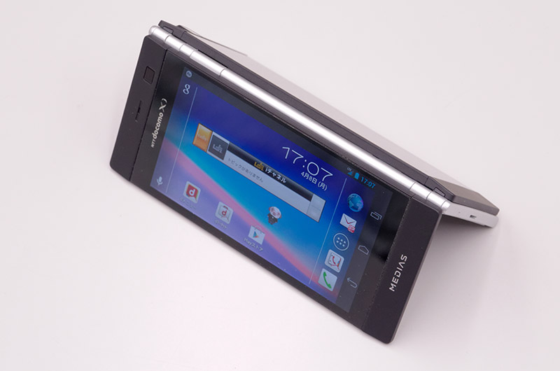 半分開いた状態では、両画面に同じ動画を流して2人で向かい合って視聴できる