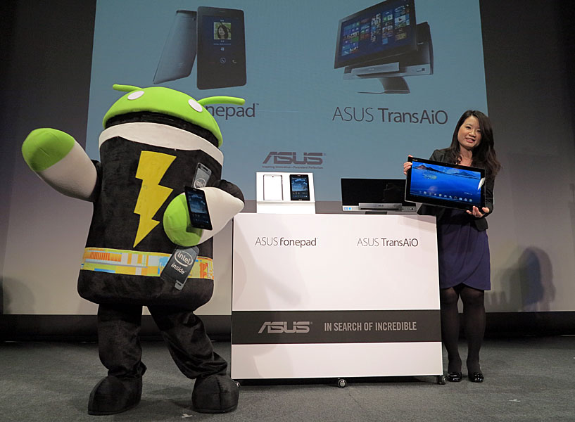 ASUS JAPANマーケティング部部長のシンシア・テン氏と“インテルドロイド”くん