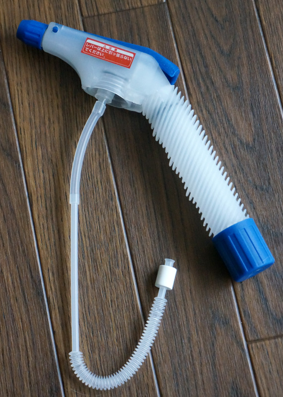 本体。本体とホースのジョイント部分（やわらかい素材のパイプ）が長めなので、ペットボトルの大きさによって切って調整するとよいのだが、今回は大きなペットボトルで使うことも考えて切らないでおいてある