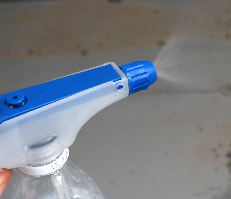 霧状にスプレーしているところ。先端の青いノズルキャップを奥までねじ込むと霧状だ