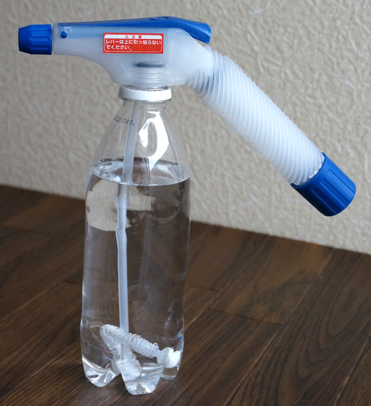 水の入ったペットボトルを取り付けた様子。圧力をかけると底も膨らんで自立しなくなることがあるようなので、床に置かずどこかにぶら下げた方がよいようだ