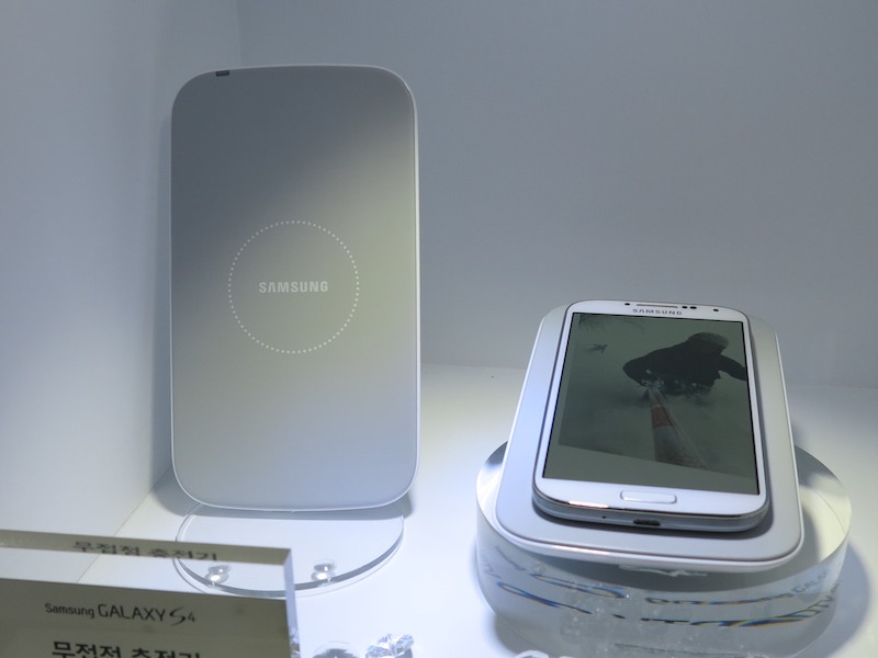 ワイヤレス充電器。背面カバーが付属している