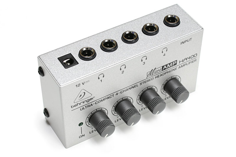 BEHRINGERのヘッドフォンアンプ「HA400」。同じステレオ音声を4人が同時にヘッドホンで聴けるようにするという製品ですな。