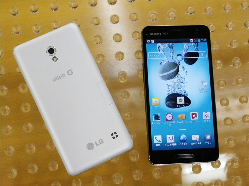 右が日本版の「Optimus G Pro L-04E」、左が韓国版の「Optimus GK」