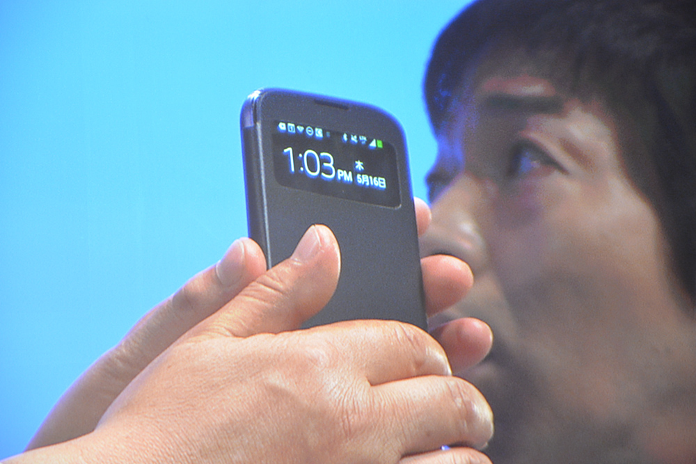 背面カバーを交換する「フリップカバー」。7色展開で日本でも発売予定