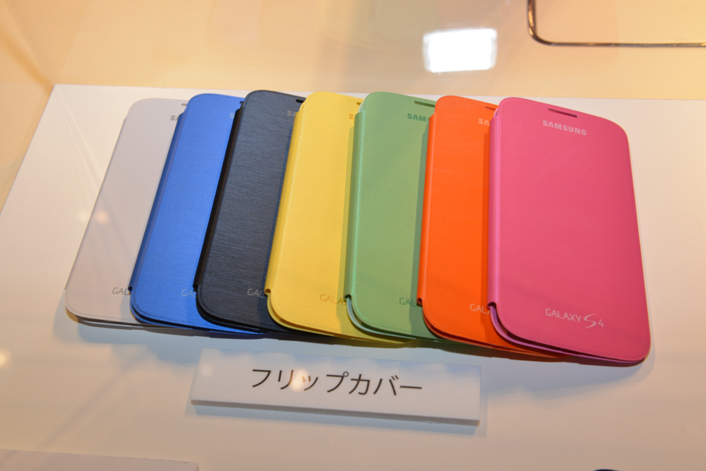 背面カバーを交換する「フリップカバー」。7色展開で日本でも発売予定