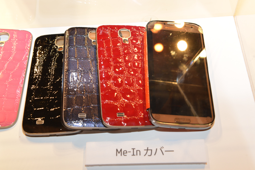 背面カバーと交換し、ディスプレイ側に透明なカバーが付く「Me-Inカバー」。日本での展開は未定