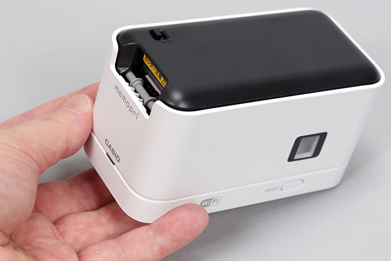 MEP-F10は非常にコンパクトなラベルライター。電源はACアダプタ（写真中央）だが、別売のモバイル電源「PSM-10」（写真右）を使えば場所を問わず利用できるようになる