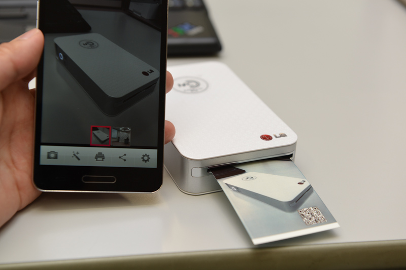 プリント中の様子。Bluetoothによる無線接続