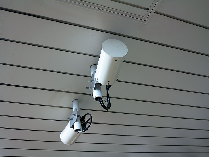 ホーム上に設置される筒状の指向性アンテナ