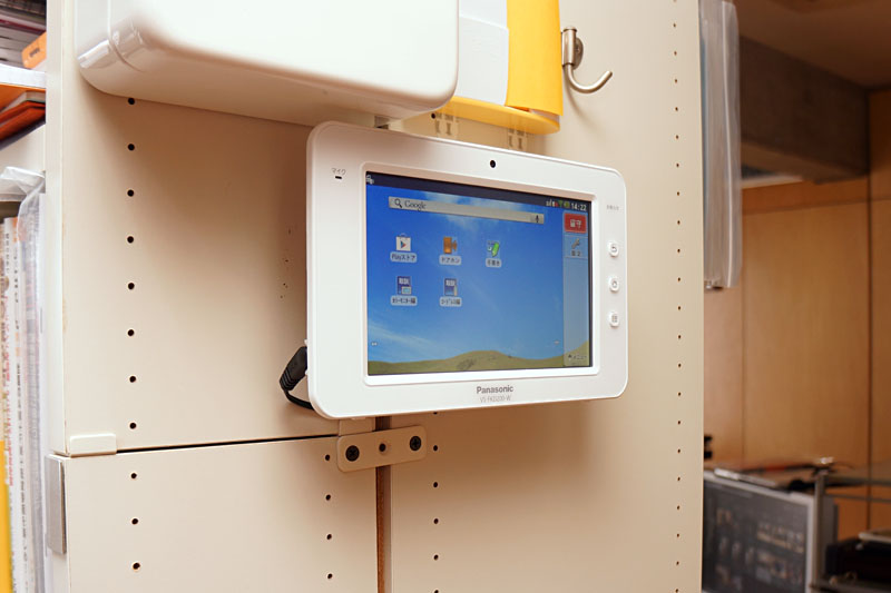 パナソニックの「ホームスマートフォン VS-HSP200S」のカラー子機をを壁掛けにしてみた。もちろんこの状態でタッチして使うことができるし、充電することもできる。
