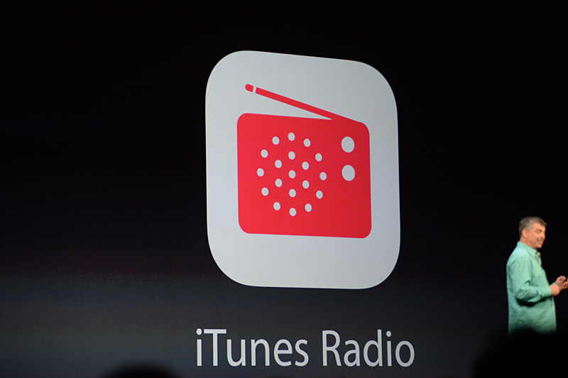 音楽機能に追加されるインターネットラジオ「iTunes Radio」。いわゆる音楽聴き放題のサービスで、広告型の収入モデルが採られる。気に入った曲はそのままiTunesでの購入が可能な導線の役割も果たす。米国ではすでに開始されている「iTunes Match」の契約者であれば広告は非表示