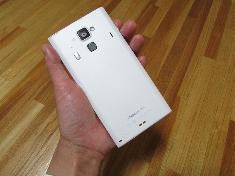 背面はさらっとした感触のマット仕上げ。背面の指紋センサーで楽しくスリープ＆ロック解除しています