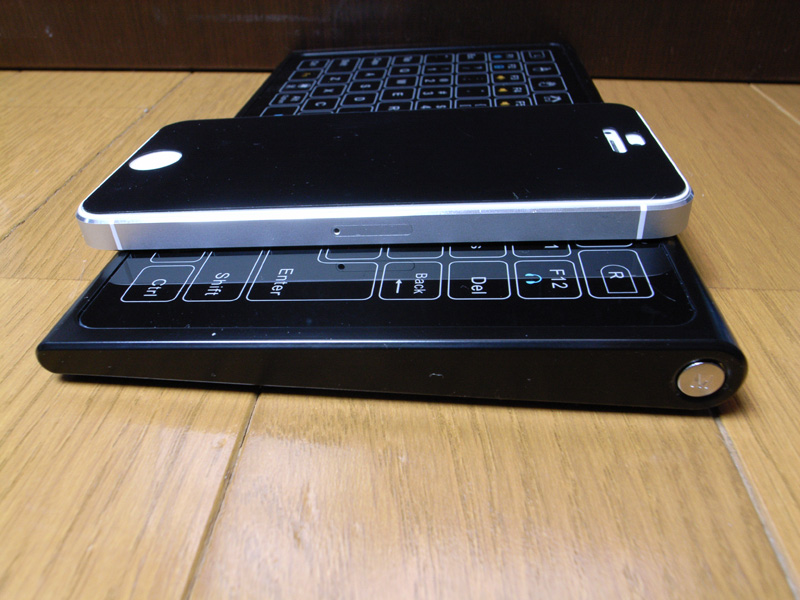 iPhone5とサイズ比較。13mmと薄く、天面がフラットなので鞄の中で邪魔にならない